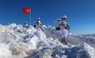 Sınırın karlı dağlarında teröristlere nefes aldırmıyorlar