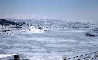 Sivas'ta 4 Eylül Barajı'nın yüzeyi buzla kaplandı