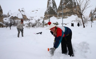 Turistler kar altındaki Kapadokya'da tatilin tadını çıkarıyor