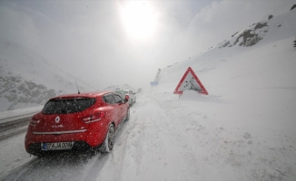 Antalya-Konya kara yolu kar nedeniyle tır geçişlerine kapatıldı