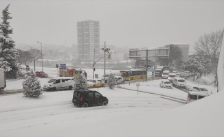 İstanbul'da toplu taşıma araçları ve otomobiller karlı yollarda kaldı