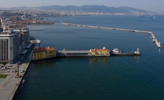 İzmir'de kıyılardaki su çekilmesi deniz ulaşımını olumsuz etkiliyor