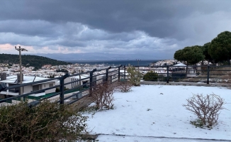 İzmir'in Çeşme ilçesinde kar yağıyor