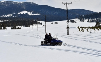 Kars'ta ekiplerden elektrik arızalarına kar motorlu müdahale