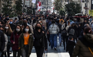 Mesafenin korunamadığı açık alanlarda da maske takılması önerisi