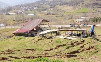 Samsun'da heyelan sonucu bağ evi yıkıldı, yolda çökmeler oluştu