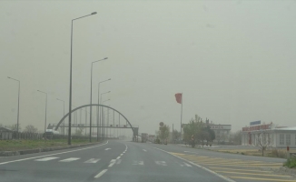 Aksaray'da kum fırtınası trafikte aksamaya neden oldu