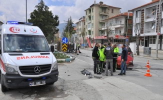 Akşehir'de süt kamyoneti ile otomobilin çarpışması sonucu 2 kişi yaralandı