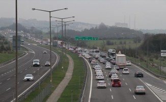 Anadolu Otoyolu'nun Bolu ve Düzce kesiminde bayram trafiği başladı