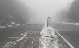 Bolu Dağı'nda hafif kar ve sis etkili oluyor