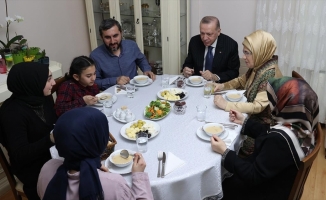 Cumhurbaşkanı Erdoğan, iftarını Ümraniye'de Kılıçaslan ailesiyle birlikte açtı