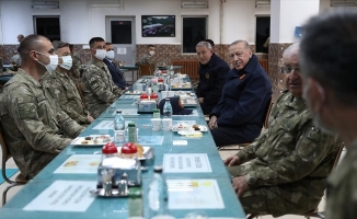 Cumhurbaşkanı Erdoğan'dan Mehmetçiğe iftar sürprizi