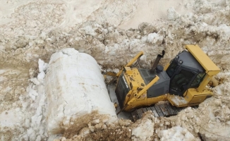 Hakkari'de üs bölgesi yolunda metrelerce karla mücadele sürüyor