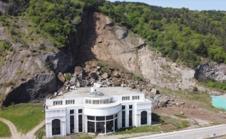 Samsun'da heyelan nedeniyle iki katlı bina zarar gördü