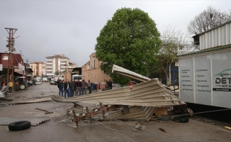 Tokat'ta etkili olan rüzgar çatıları uçurdu