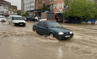 Elazığ'da sağanak hayatı olumsuz etkiledi