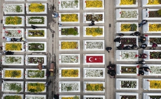 Şehitliklerde hüzünlü bayramlaşma