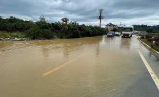 Akçakoca-Ereğli yolu su taşkını nedeniyle ulaşıma kapandı