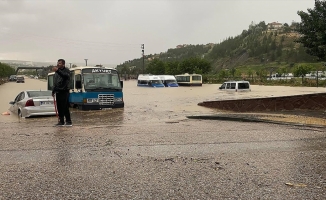 Ankara'nın Akyurt ilçesinde sağanak hayatı olumsuz etkiliyor