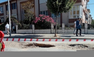 Büyükçekmece'de yoldaki çökme nedeniyle isale hattı zarar gördü