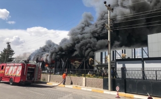 Diyarbakır'da fabrikada çıkan yangına müdahale ediliyor