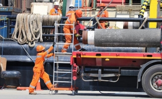 Karadeniz gazını karaya taşıyacak borular denize iniyor