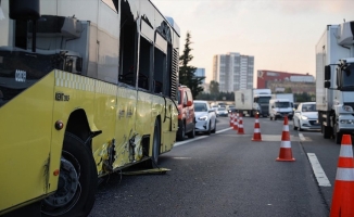 Otoyolda arızalanan İETT otobüsüne çarpan meyve yüklü kamyon devrildi