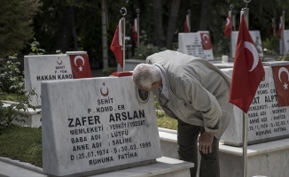 Şehit yakınlarından Babalar Günü'nde şehitlik ziyareti