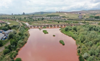 Türkiye'nin en uzun nehri Kızılırmak kızıla büründü