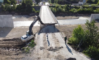 Bartın'da selde hasar gören köprü yıkılıyor