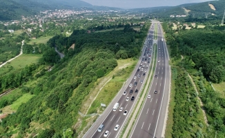 Bolu Dağı'nda bayram tatili nedeniyle uzun araç kuyrukları oluştu