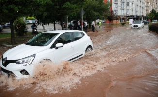 Eskişehir'de sağanak, su baskınlarına neden oldu