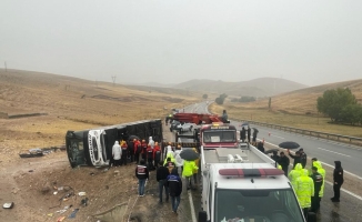 GÜNCELLEME 2 - Sivas'ta yolcu otobüsü devrildi, 7 kişi öldü, 40 kişi yaralandı