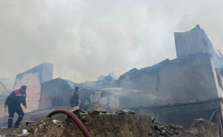 Sivas'ta balkona dökülen külden çıkan yangında 5 ev hasar gördü